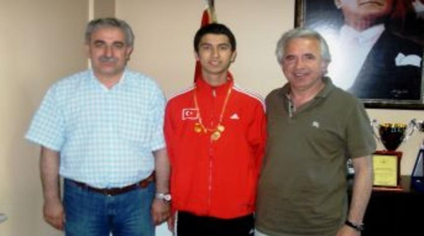 Başarılı Karateciler Altınla &Ouml;d&uuml;llendirildi