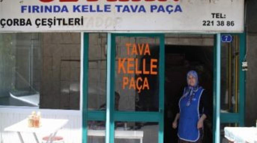 Kelleye Kadın Eli Değdi