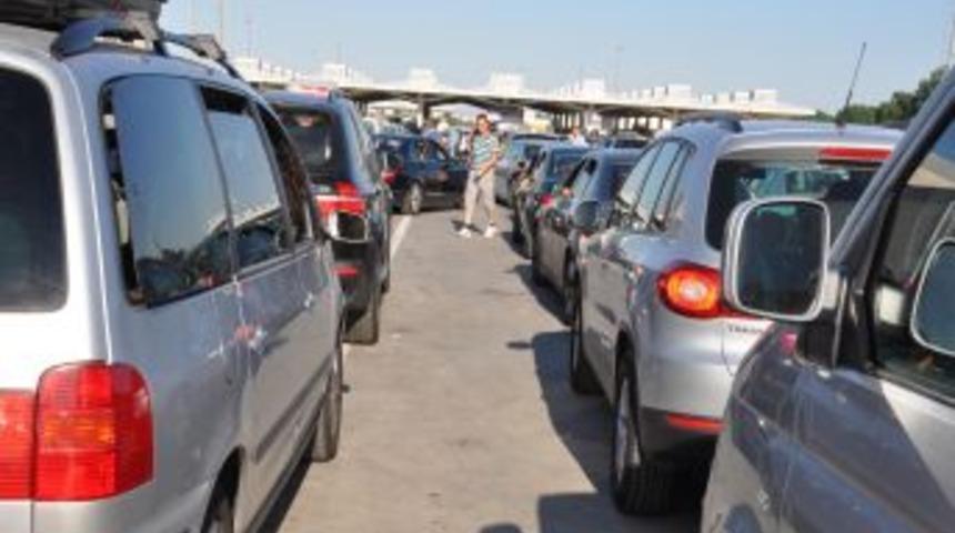 Kapıkule G&uuml;mr&uuml;k Sahası Gurbet&ccedil;i Ara&ccedil;larıyla Doldu