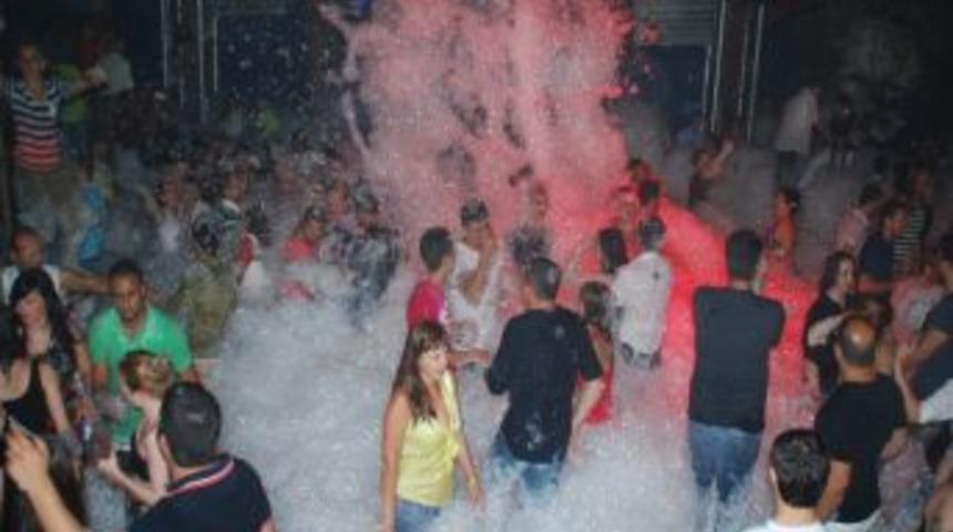 Marmaris Geceleri K&ouml;p&uuml;k Partisiyle Renklendi