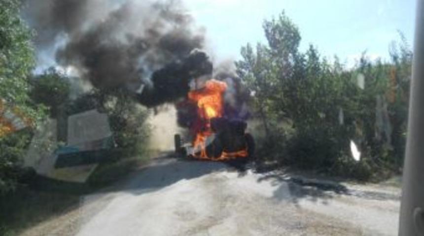 Yol &Ccedil;alışması Yapan İş Makinesi Alev Alev Yandı