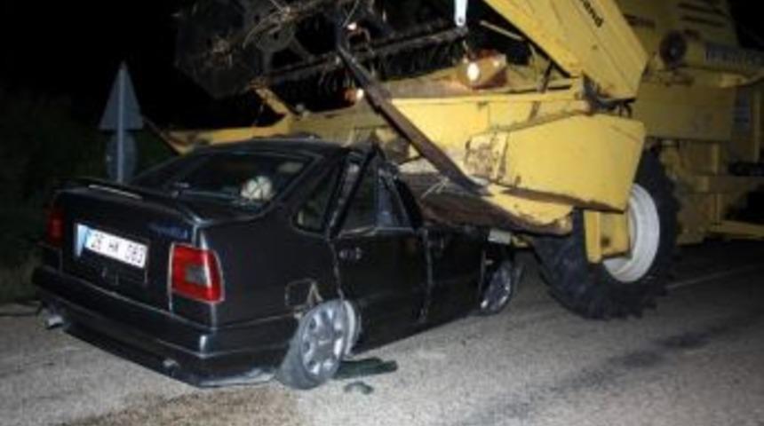 Otomobil Bi&ccedil;er-d&ouml;verin Altına Girdi: 1 Ağır Yaralı