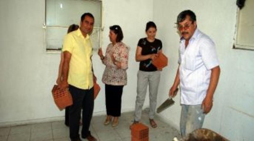 Salihli'de M&uuml;d&uuml;r Ve &Ouml;ğretmenler Tatilde Duvar &Ouml;r&uuml;yor