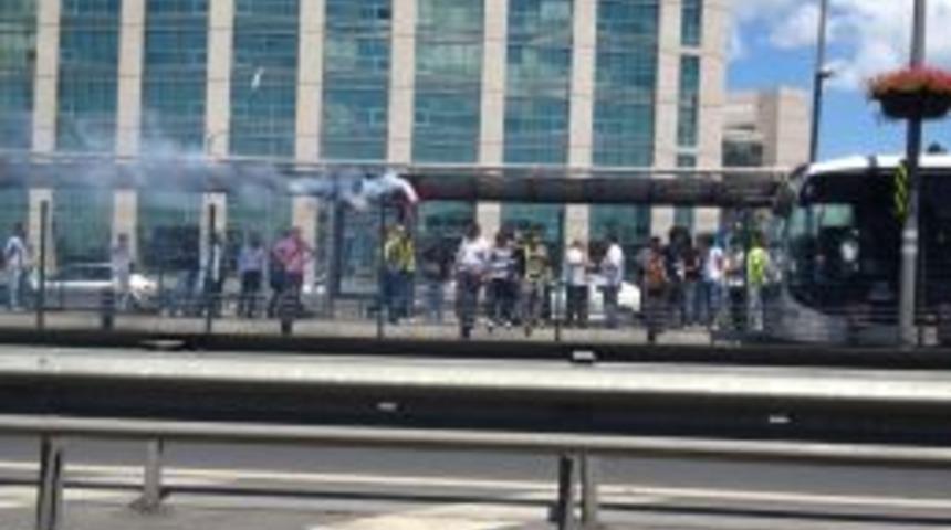 Metrob&uuml;se Fenerbah&ccedil;e Bayrağı Astılar