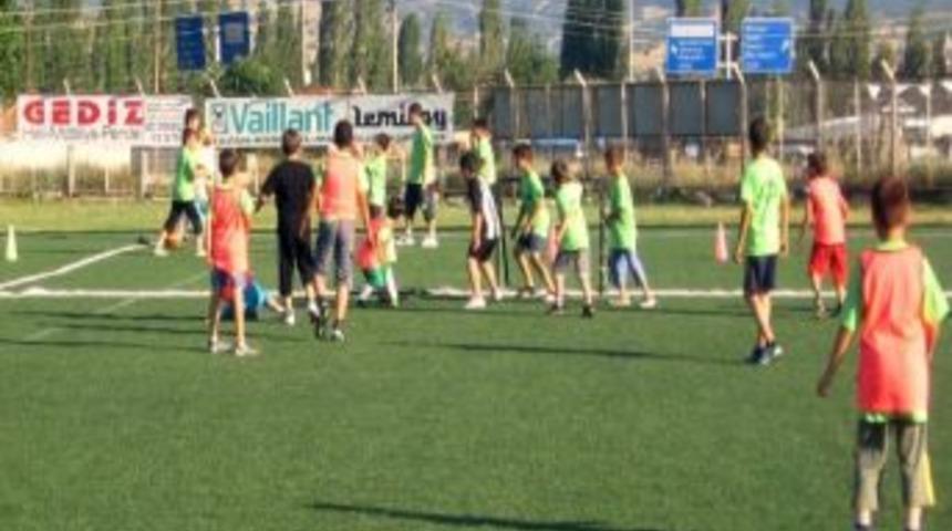 Gediz'de 7 Dalda Yaz Spor Okulu A&ccedil;ılışı Yapıldı