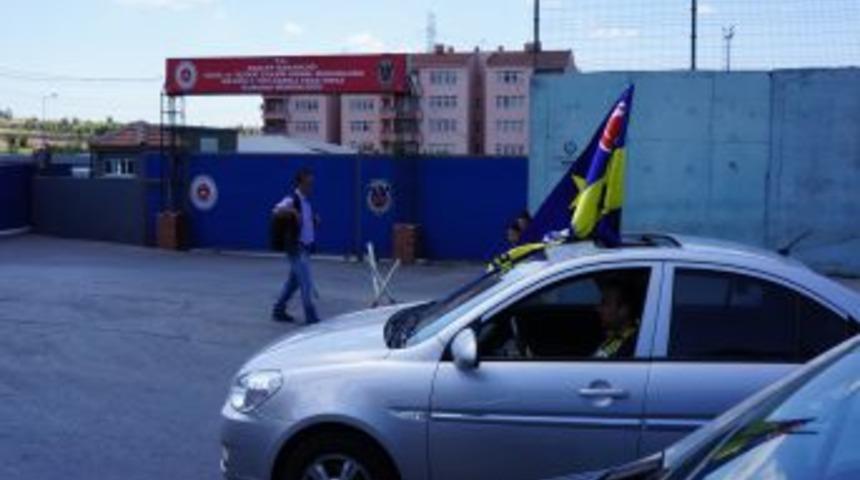 Metris Cezaevi &Ouml;n&uuml;nde Tahliye Sevinci