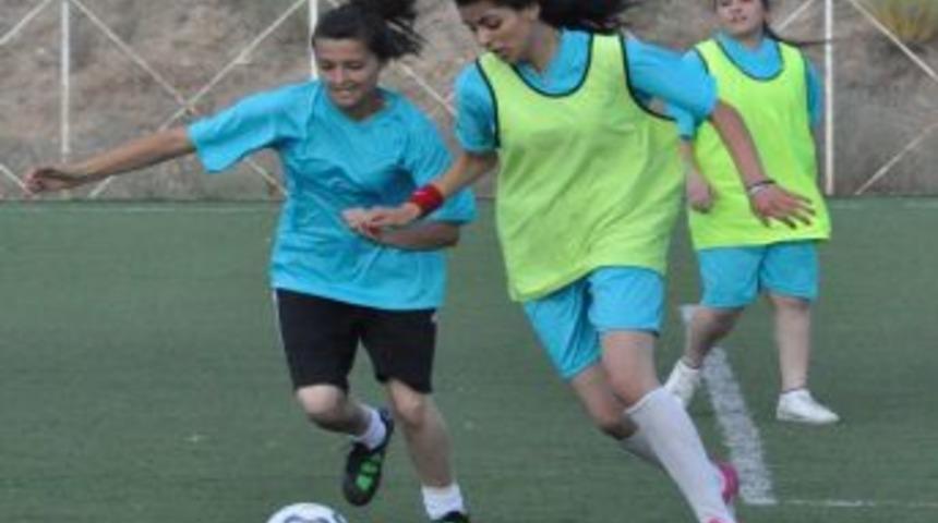Bayanlar Futbol Takımı &Ccedil;alışmalarını S&uuml;rd&uuml;r&uuml;yor