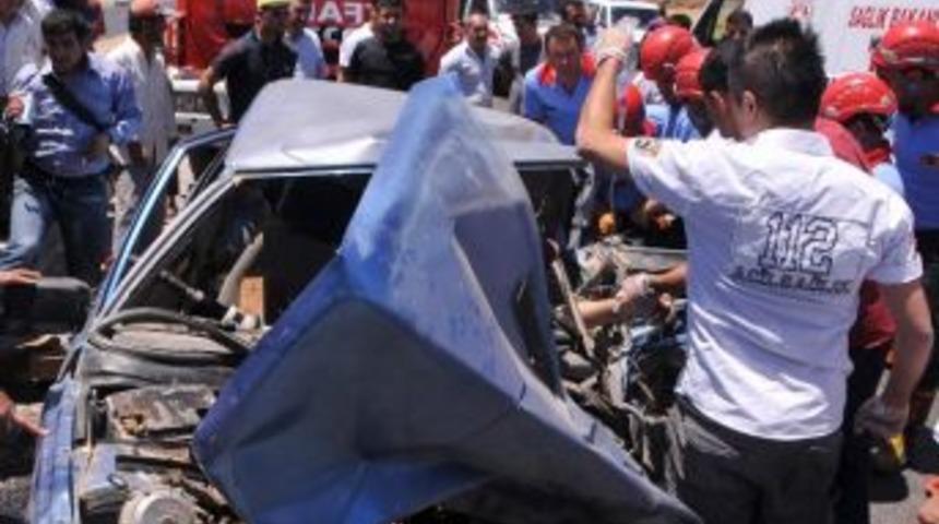 Ambulans İle Otomobil &Ccedil;arpıştı: 1&rsquo;i Ağır 4 Yaralı