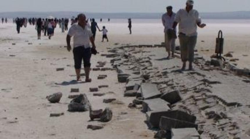Tuz G&ouml;l&uuml;'nde &Ccedil;ıplak Ayakla Y&uuml;r&uuml;me Turizmi