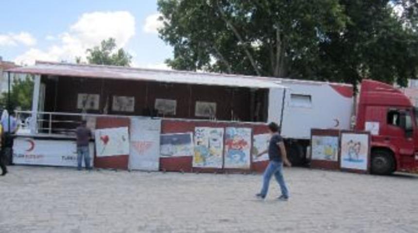 Kızılaya Ait Kan Bağış Tırı L&uuml;leburgaz&rsquo;a Geldi