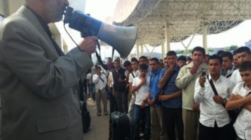 Vanlı &Ouml;ğrenciler Umre&rsquo;ye Uğurlandı