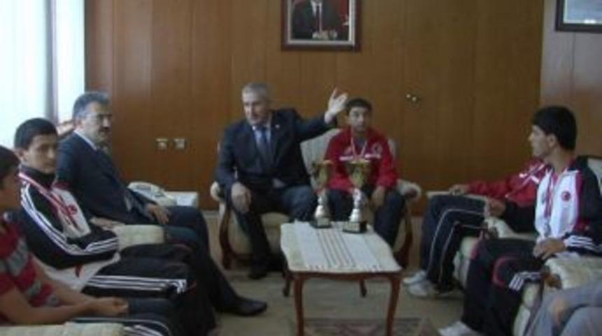 Badmintoncular Valiyi Ziyaret Etti