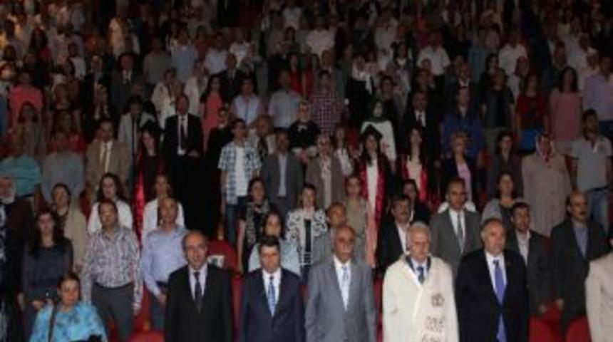 Yeni Mezun Olan Doktor, Milletvekili Babasından Diplomasını Aldı