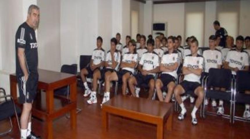 Teknik Direkt&ouml;r Samet Aybaba Futbolcularla Tanıştı