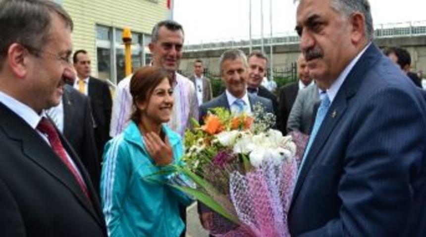 Bakan Yazıcıoğlu Rize'de Hentbolcularla Biraya Geldi