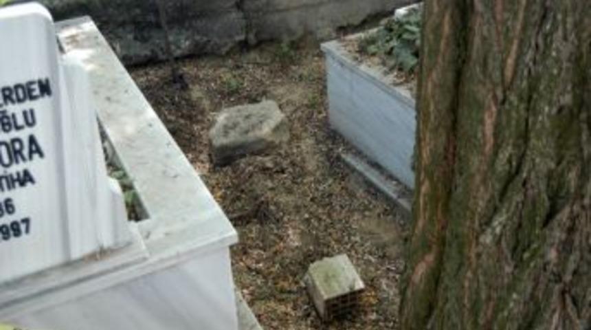 Mezarlıkta Hastane Bezine Sarılı Cenin G&ouml;m&uuml;l&uuml; Olarak Bulundu
