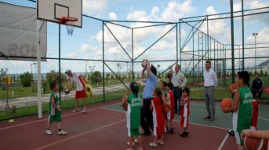 &Uuml;nye Belediye Başkanı Arpacıoğlu&rsquo;ndan Minik Basket&ccedil;ilere Ziyaret