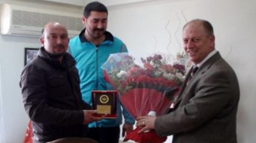3. Lige &Ccedil;ıkan Gediz Muhipler Fatih Spor Voleybol Takımı Kaymakam &Ccedil;orumluoğlu'nu Ziyaret Etti