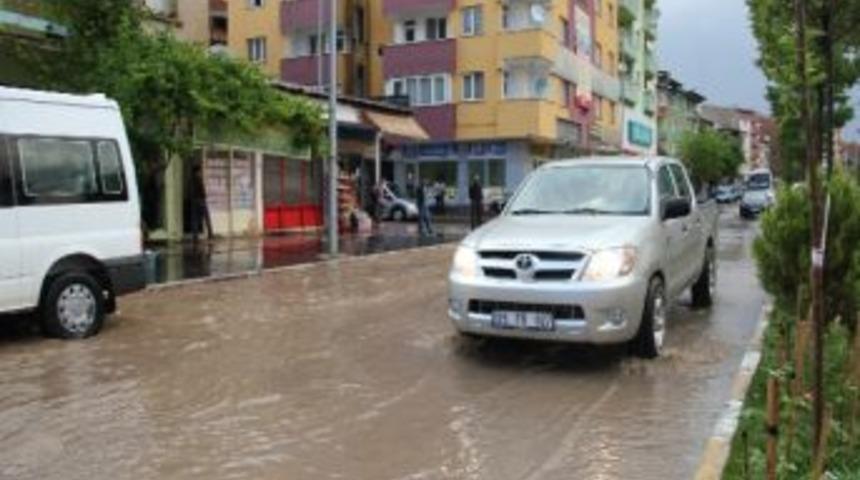Sağanak Yağış Oltu&rsquo;da Sel Ve Su Baskınlarına Neden Oldu