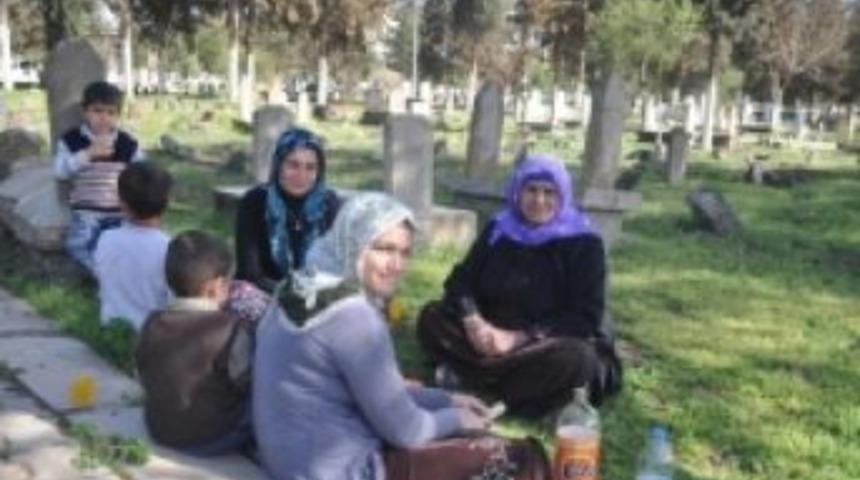 Mezarlıkta piknik