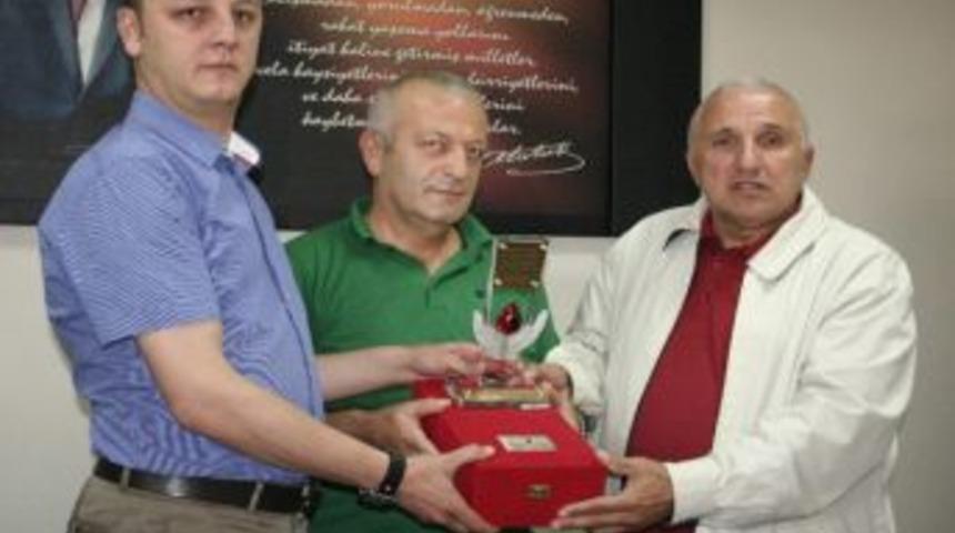 Rekortmen Bağış&ccedil;ıya Plaket