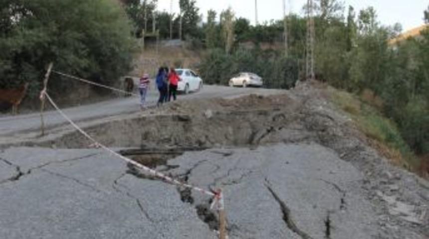 Sel Mahalle Yolunu İkiye B&ouml;ld&uuml;
