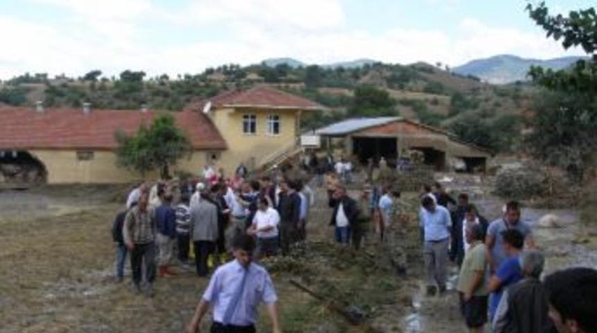 Vali Cengiz Sel Sonrası B&ouml;lgeye Gitti