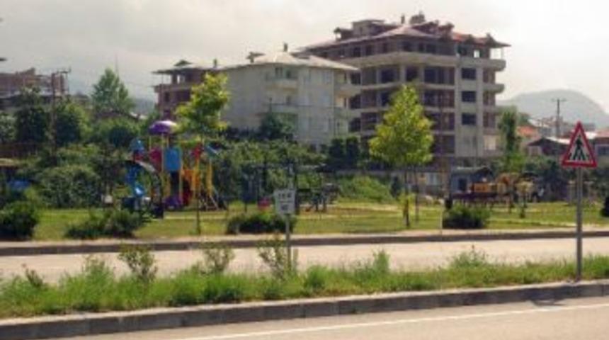 Karadeniz Sahil Yolu Kenarında Tehlikeli Oyun