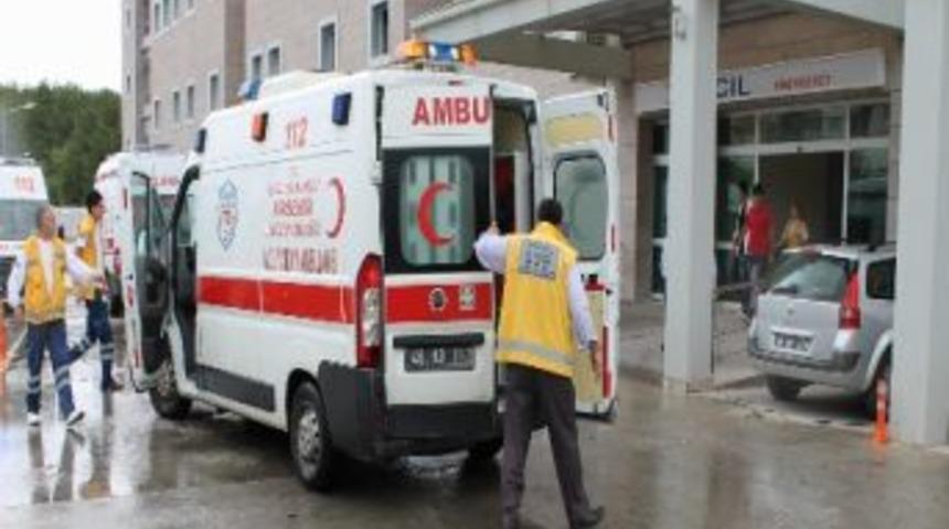 Yolcu Otob&uuml;s&uuml; İle Otomobil &Ccedil;arpıştı: 5 Yaralı