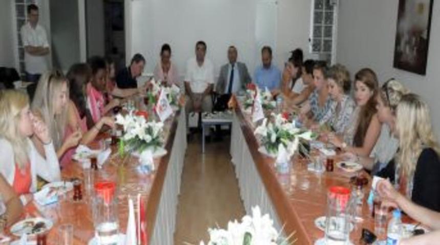 Amerikalı Gazetecilik &Ouml;ğrencileri, İzmirli Gazetecilerle Buluştu