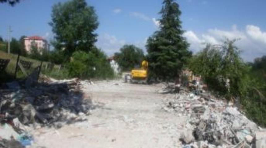 &Ccedil;aycuma Belediyesi Eski Ve Kullanılmayan Okul Binasını Yıktı