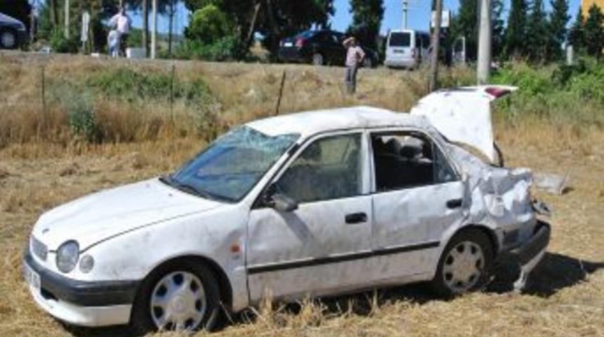 Lastiği Patlayan Otomobil Şarampole Yuvarlandı: 1 &Ouml;l&uuml;, 4 Yaralı