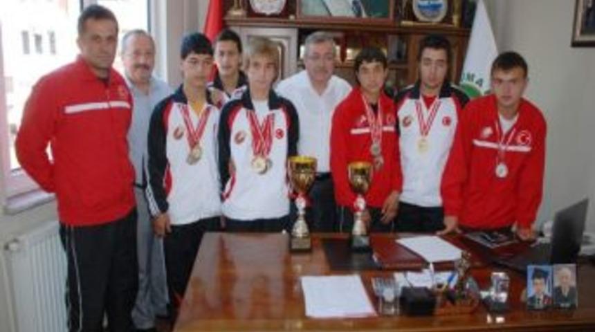 &Ccedil;aycuma Yetiştirme Yurdu Badminton Takımından Başkan G&uuml;lşen&rsquo;e Ziyaret