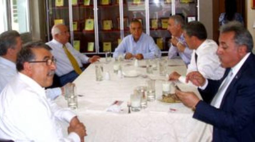 Kaya: &Ccedil;i&ccedil;ek ve Bakanlara Yemek Verdi!