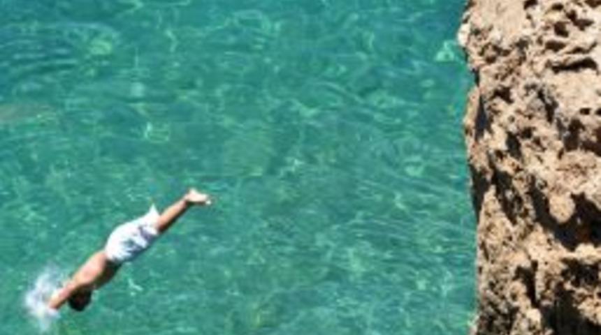 Denize Balıklama Atladı, Kafasını Kayaya &Ccedil;arparak &Ouml;ld&uuml;