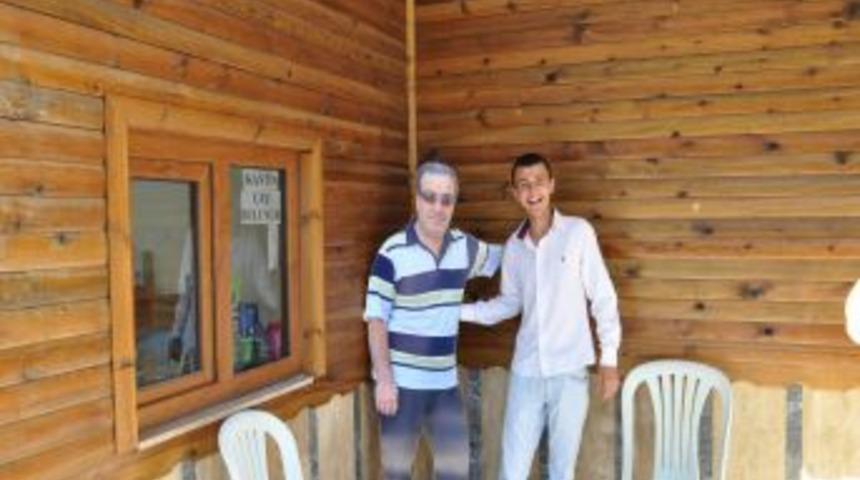 Aynı Anda Iki D&uuml;ğ&uuml;ne Davet Edilince Birine Maketini G&ouml;nderdi
