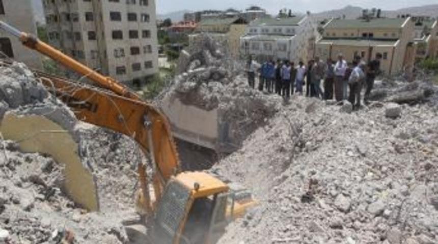 Van&rsquo;da Yıkım Yapılan Binada G&ouml;&ccedil;&uuml;k