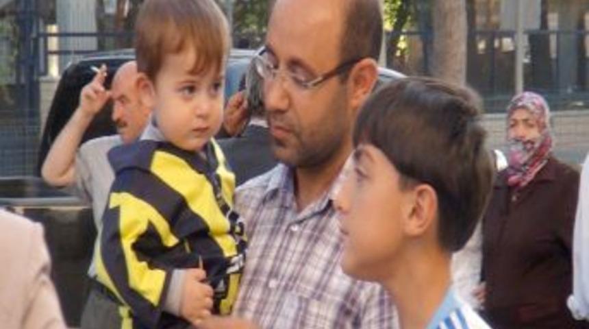 Aziz Yıldırım&rsquo;ın Tahliyesini Davul Zurna Eşliğinde Halay &Ccedil;ekerek Kutladılar