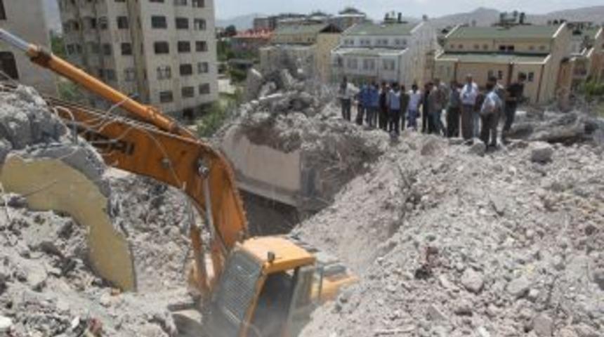 Van'da Yıkımı Yapılan Bir Bina Daha G&ouml;&ccedil;t&uuml;