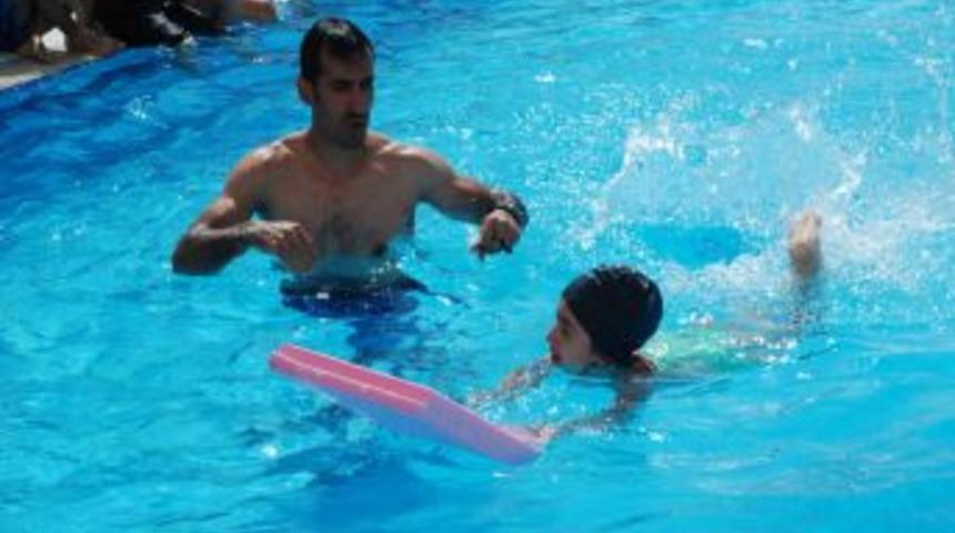 &Ccedil;ocukları Da D&uuml;ş&uuml;nen AVM Y&ouml;netimi Onlar I&ccedil;in Y&uuml;zme Kursu A&ccedil;tı