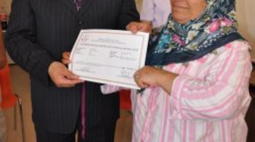 Okuma Yazma &Ouml;ğrenen Roman Kadınların Sertifika Sevinci