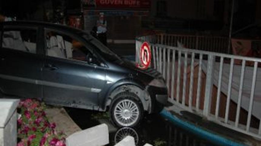 Ara&ccedil; Yoldan &Ccedil;ıkarak &Uuml;st Ge&ccedil;it Korkuluklarına Takıldı