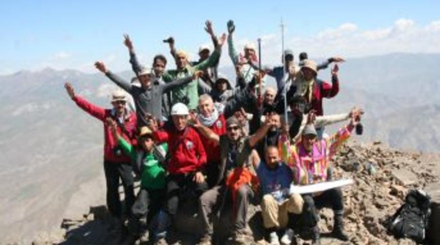 Hakkari S&uuml;mb&uuml;l Dağı Zirvesine &Ccedil;ıkan Grup D&ouml;nd&uuml;