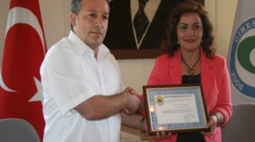 Rekt&ouml;r Attar'a Hemşehrilik Beratı