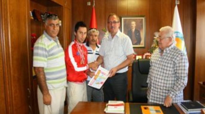 Ak&ccedil;aylı Sporcu Balkan Tekvando Şampiyonası'nda Birinci Oldu