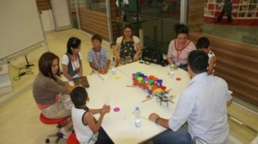 Anneler &ccedil;ocuklarıyla birlikte robot yaptı