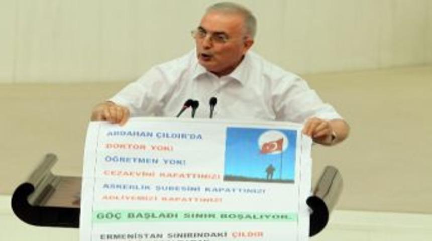 Chp&rsquo;li Ensar &Ouml;ğ&uuml;t, Meclis K&uuml;rs&uuml;s&uuml;nde Ceket Ve Kravatını &Ccedil;ıkardı