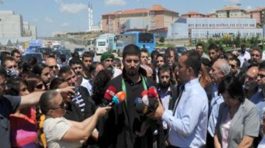 KCK Sanıkları, Mahkeme Heyetini Arkalarını D&ouml;nerek Protesto Etti