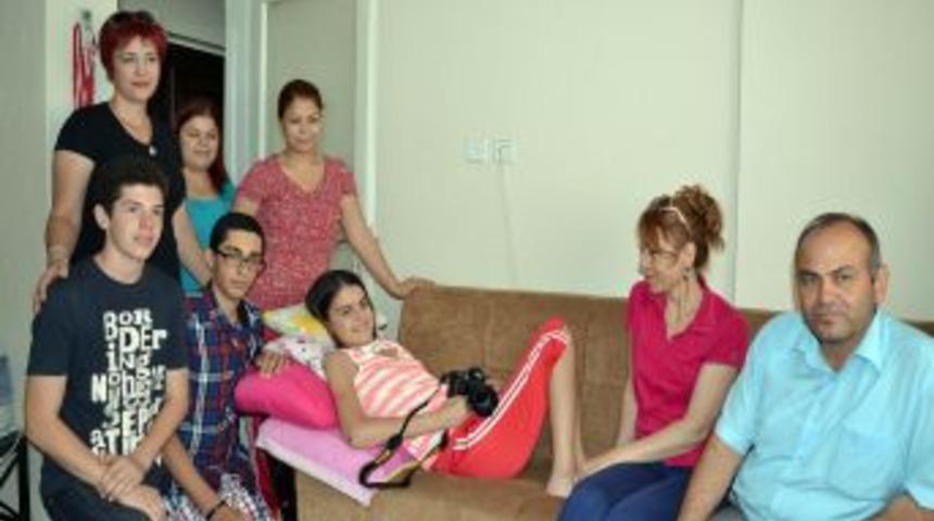 &Ouml;ğrenciler, Antrenmanda Sakatlanan Cansu'ya Fotoğraf Makinesi Hediye Etti