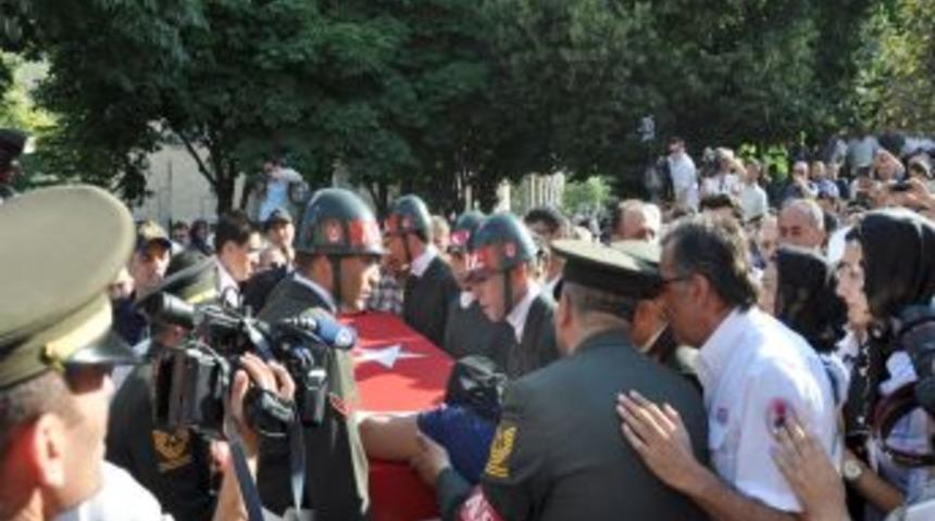 Şehit &Uuml;steğmen Hasırcıoğlu'nu Son Yolculuğuna Beş Aylık Oğlu Uğurladı
